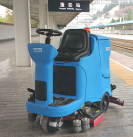 四川奥科奇驾驶洗地机在营山火车站